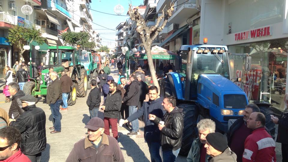 Τα τρακτερ κατέκλυσαν τον πεζόδρομο στα Γιαννιτσα, επί ποδός ο αγροτικός κόσμος  (ΕΙΚΟΝΕΣ)